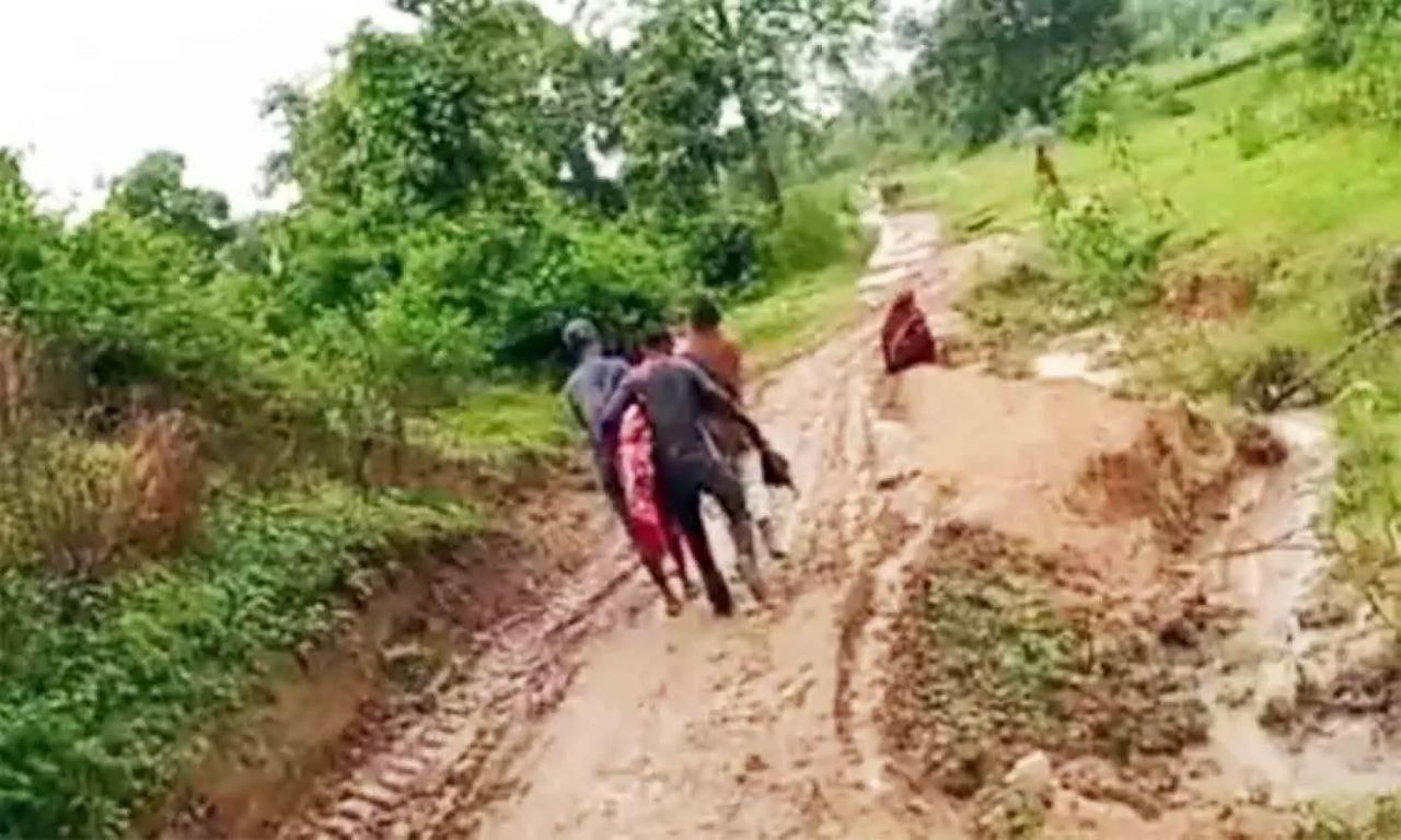 Sahdol news: Dead body not found in Shahdol, 21-year-old youth had to be carried on shoulder!