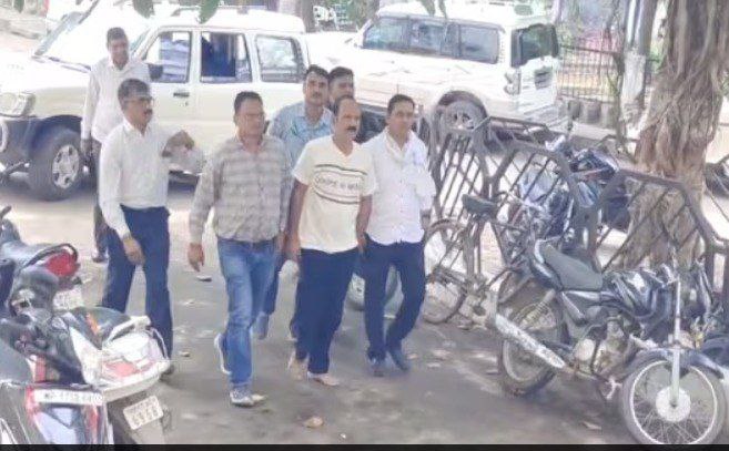 Rewa lokayukt action: Chorhata sarpanch caught taking bribe of Rs 50 thousand in Rewa lokayukt action