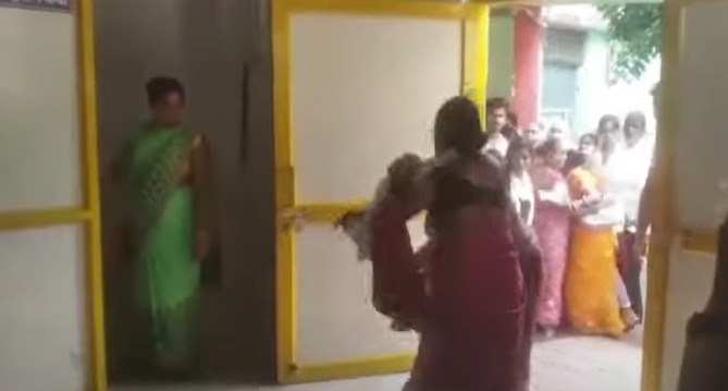 Satna news: Video of fierce fight between two Asha workers in the hospital with slippers and kicks goes viral